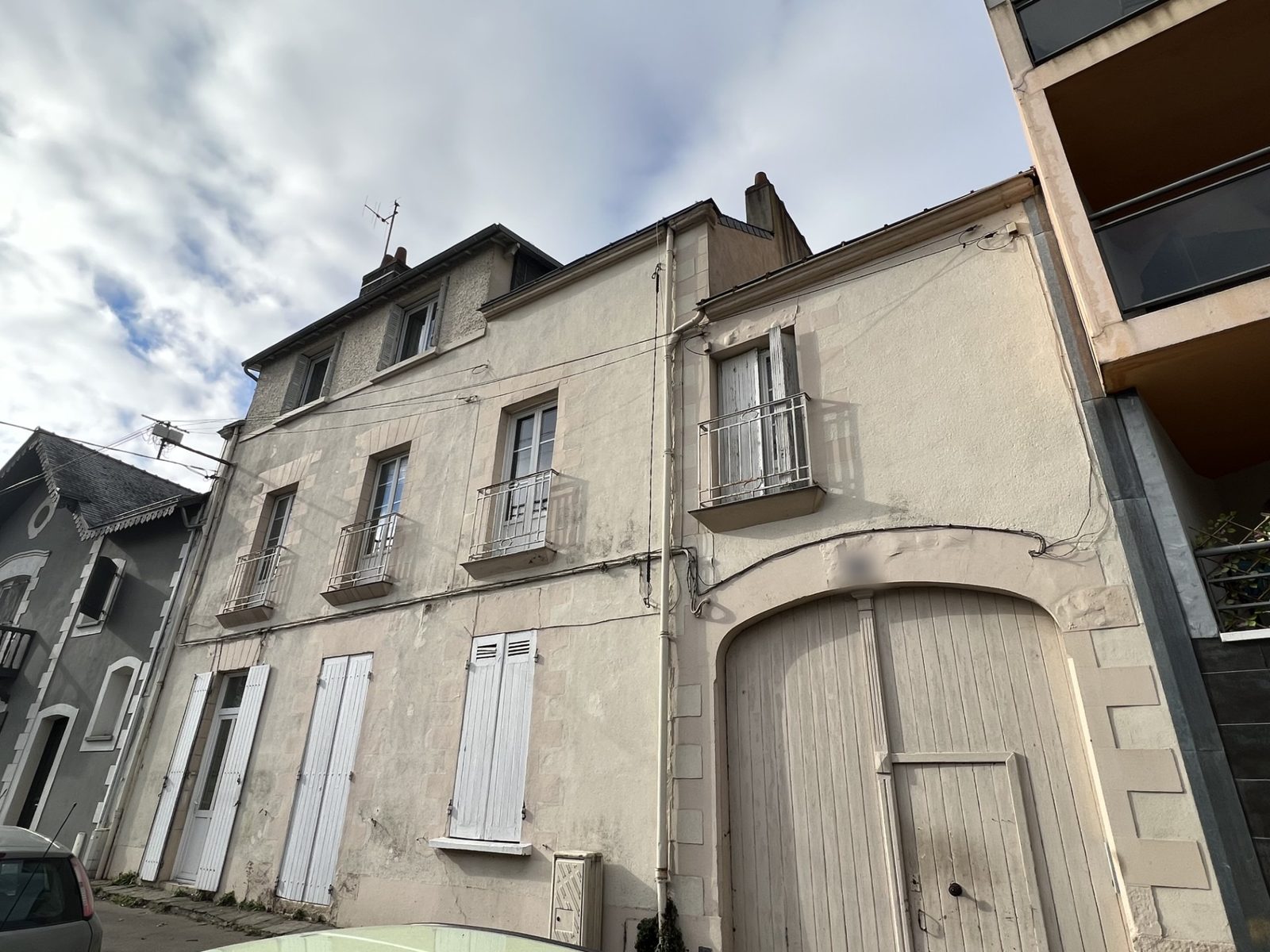 Immeuble ancien en copropriété, boulevard Gabriel-Lauriol à Nantes : mission stratégique FedeA Façade d'un immeuble ancien en copropriété à Nantes, volets blancs et porte cochère en bois