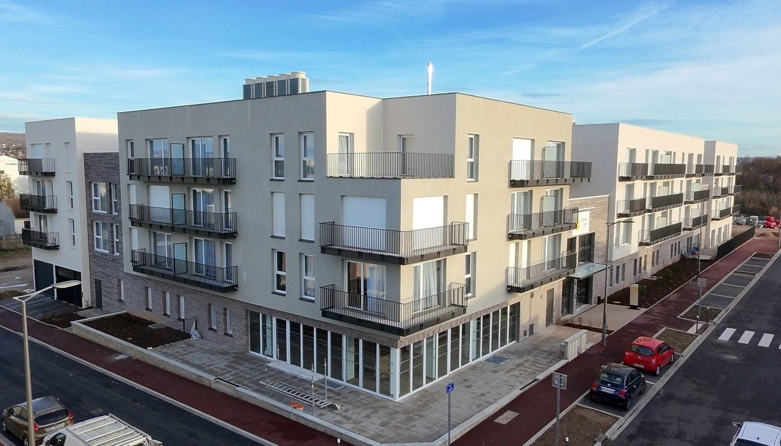 Les Reflets de Seine, Aubergenville : résidence livrée en octobre 2025, mission FedeA pour Bricqueville Façade livrée de la résidence services seniors Les Reflets de Seine à Aubergenville, balcons et rez-de-chaussée vitré